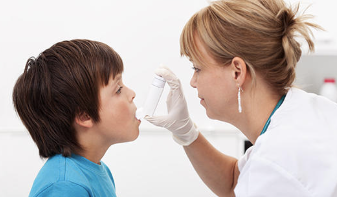 小儿哮喘也就是儿童的支气管哮喘,是一种儿童常见的呼吸道疾病,其本质