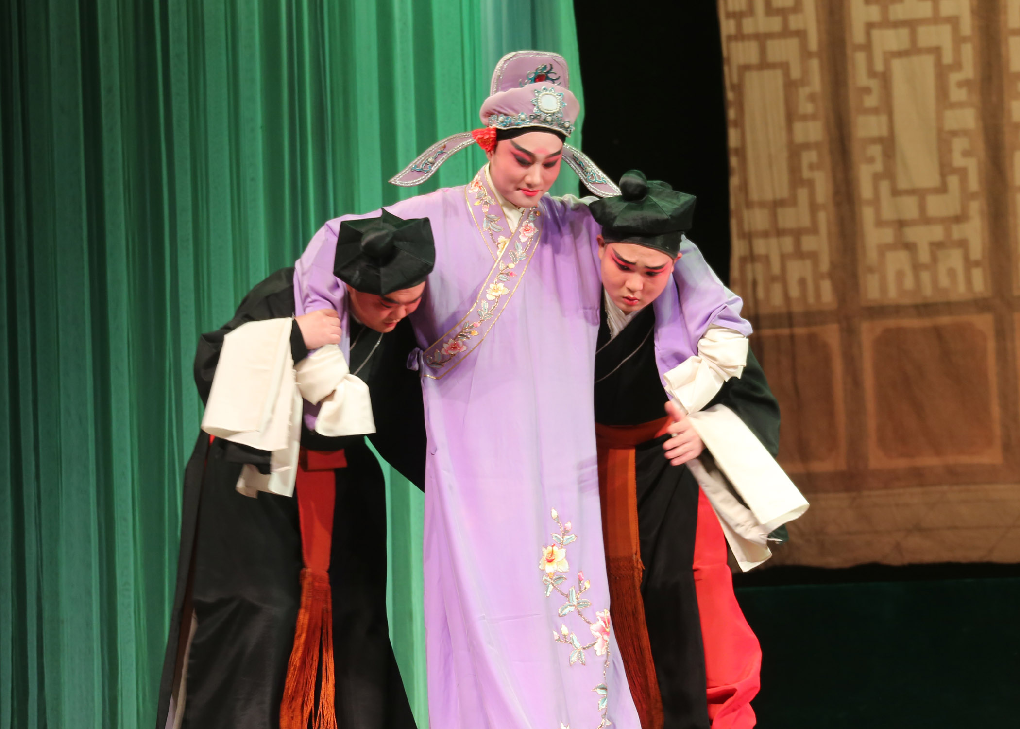 长治市豫剧团在潞安剧院演出《泪洒相思地》戏