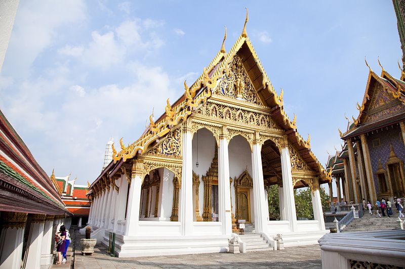 玉佛寺位于曼谷大王宫的东北角,是泰国最著名的佛寺,也是泰国三大国宝