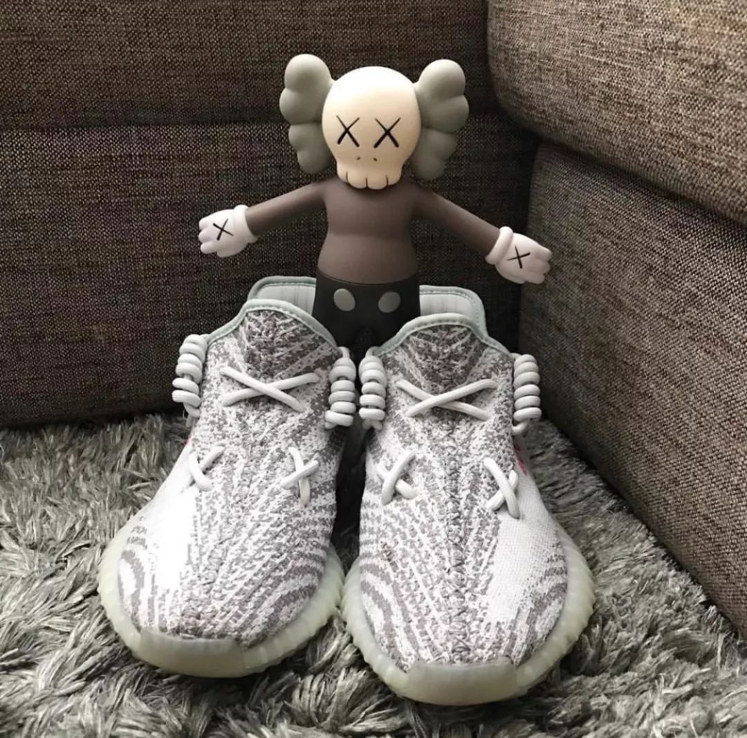 yeezy怎么搭裙子_yeezy350穿搭(2)