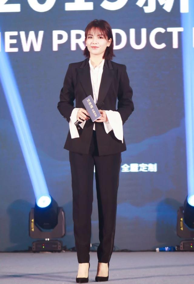 劉濤剪短髮後氣質更好了，穿上黑色西裝簡約又幹練，職場架式十足 時尚 第3張