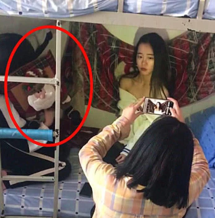 学妹在女生宿舍拍写真看到拍摄全景后男生全都沸腾了