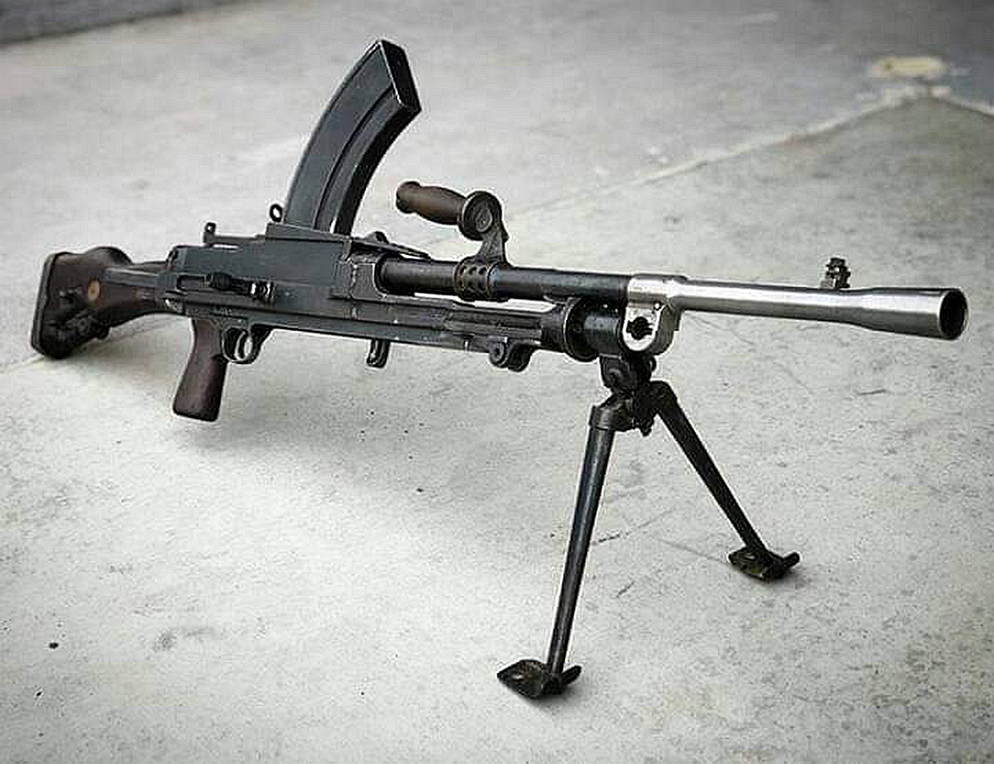 1/ 12 mg30是德国设计的机枪,在20世纪30年代的各国武装力量里都可以