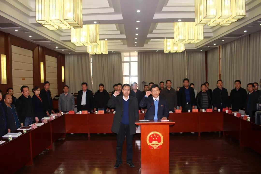 通过人事任免的县人民政府副县长梁小鹏,王毅列席会议,并作了宪法宣誓