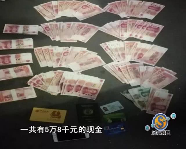 广州司机在车上发现巨额现金 直接在车厢数钱