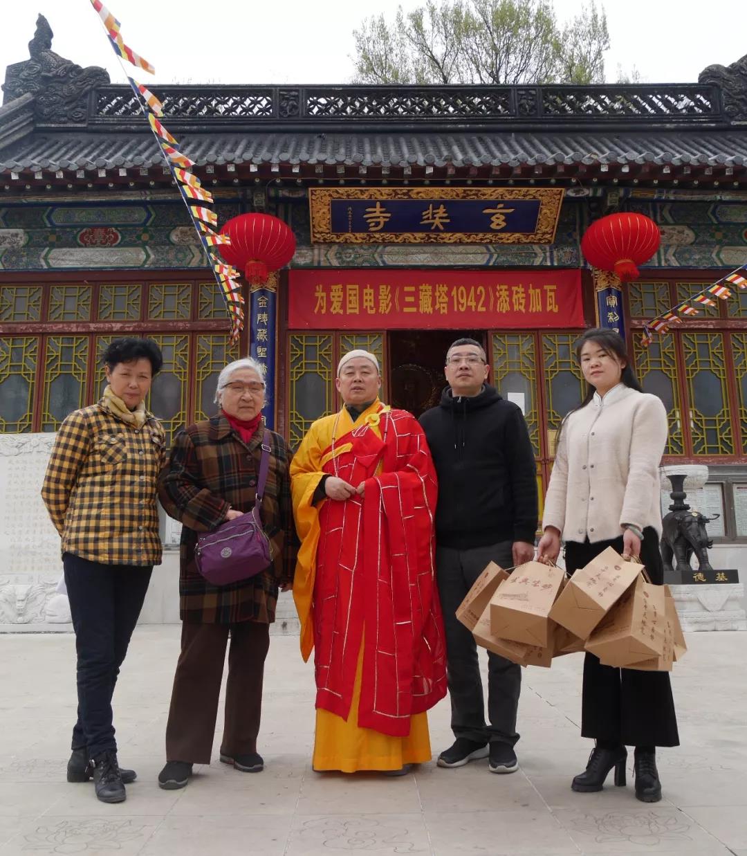 南京大屠杀幸存者李秀英之女一行参访玄奘寺,与传真法师合影