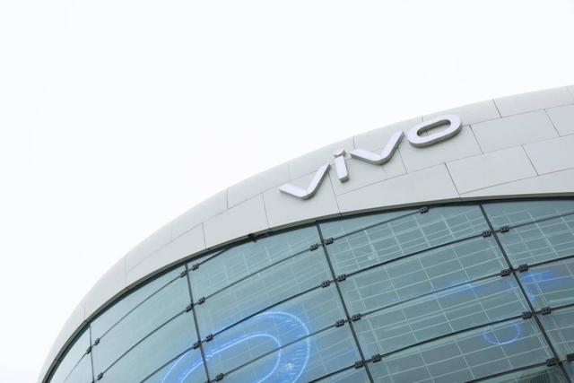 vivo lab概念店大楼位于深圳市海上世界广场的黄金地段,从外观上看