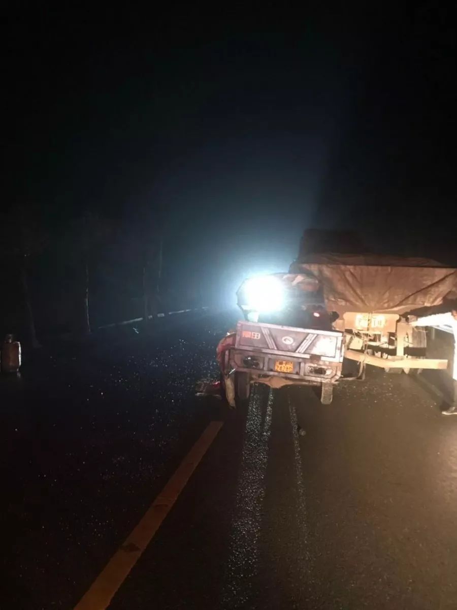 高安一货车司机路面临时停车酿车祸!三轮车车主遭遇不幸