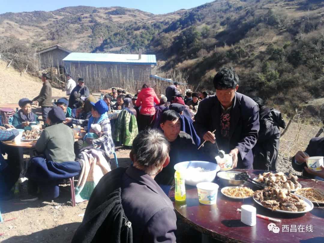 近日,布拖县觉撒乡博作村的一场丧宴,虽简朴但不失隆重,赢得村民的