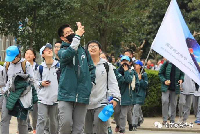 南师附中新校招生咨询开始!附中学生还走了31公里