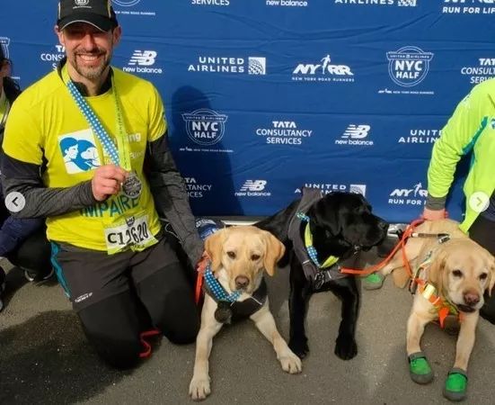 三只导盲犬助盲人小哥圆梦，成功的跑完了21公里的半马