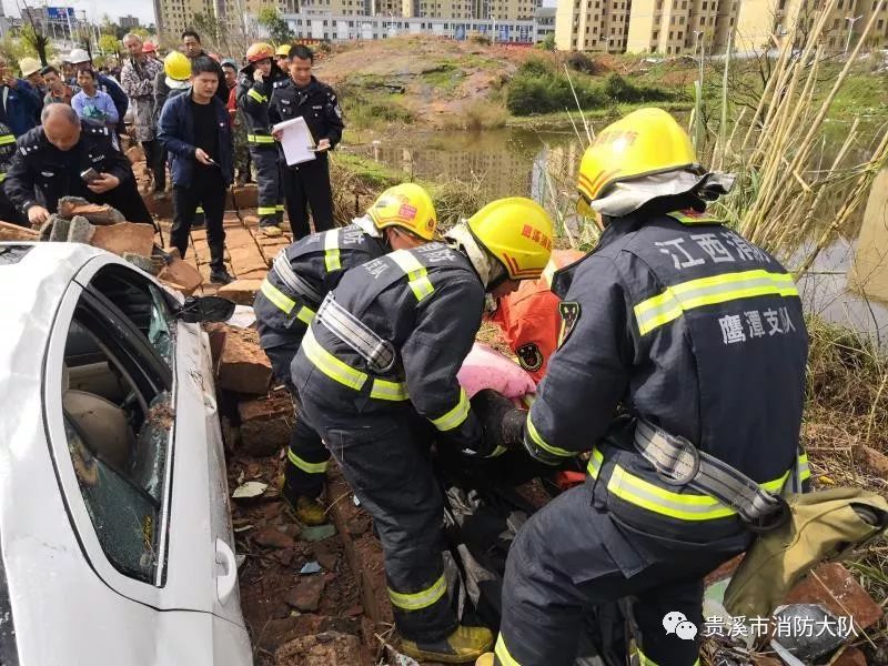 暴雨侵袭,贵溪市奥科幼儿园附近人行道侧围墙突然倒塌,消防紧急处置.