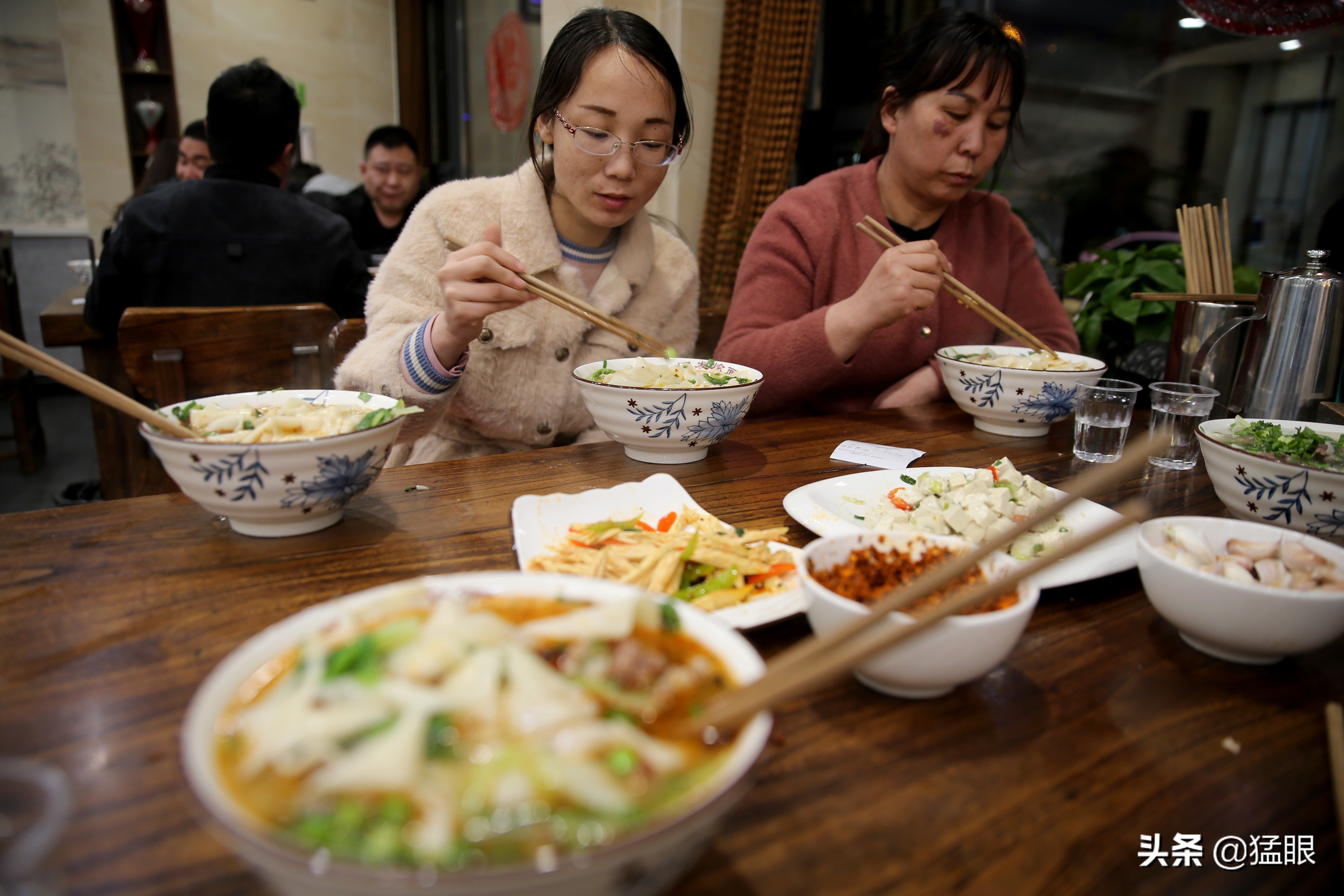 回老家第一顿饭吃方城烩面,一碗能吃饱,辣椒放的少不过瘾