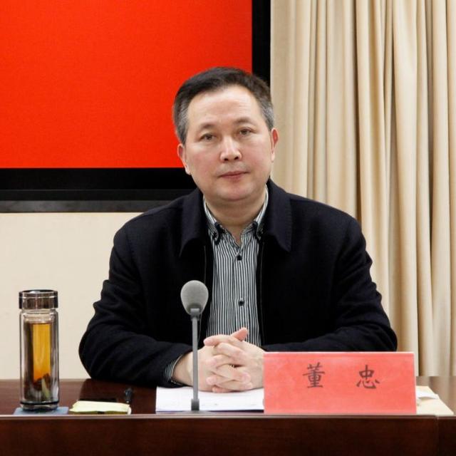 最后,市政府办公室主任董忠就会议的贯彻落实情况讲了三点建议,希望