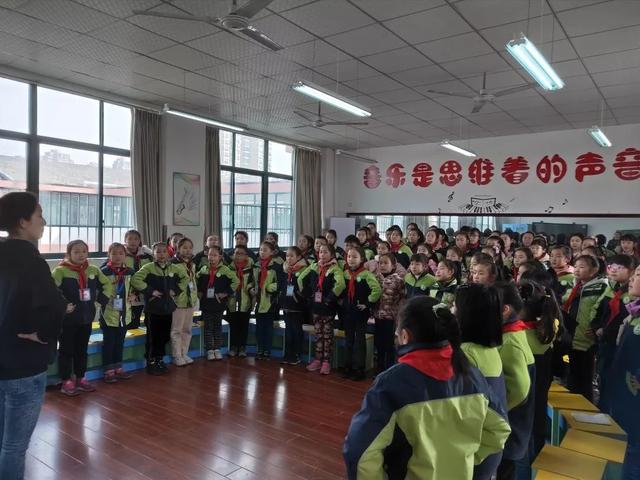 教学方法丁卯中心小学位于镇江新区西部,坐落在风景秀丽的运河湖畔,是