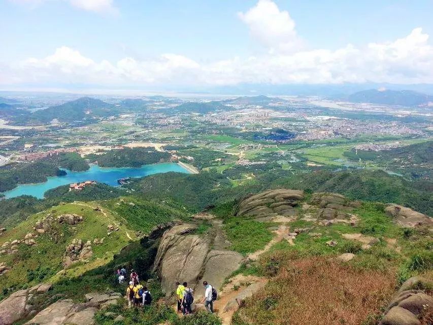 黄杨山是斗门闻名已久的风景胜地,九峰相连,第一峰海拔581米.