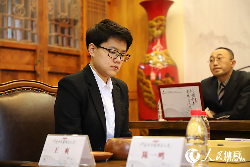 组图:首届中国女子围棋名人战决赛三番棋首局打响 王爽vs陈一鸣