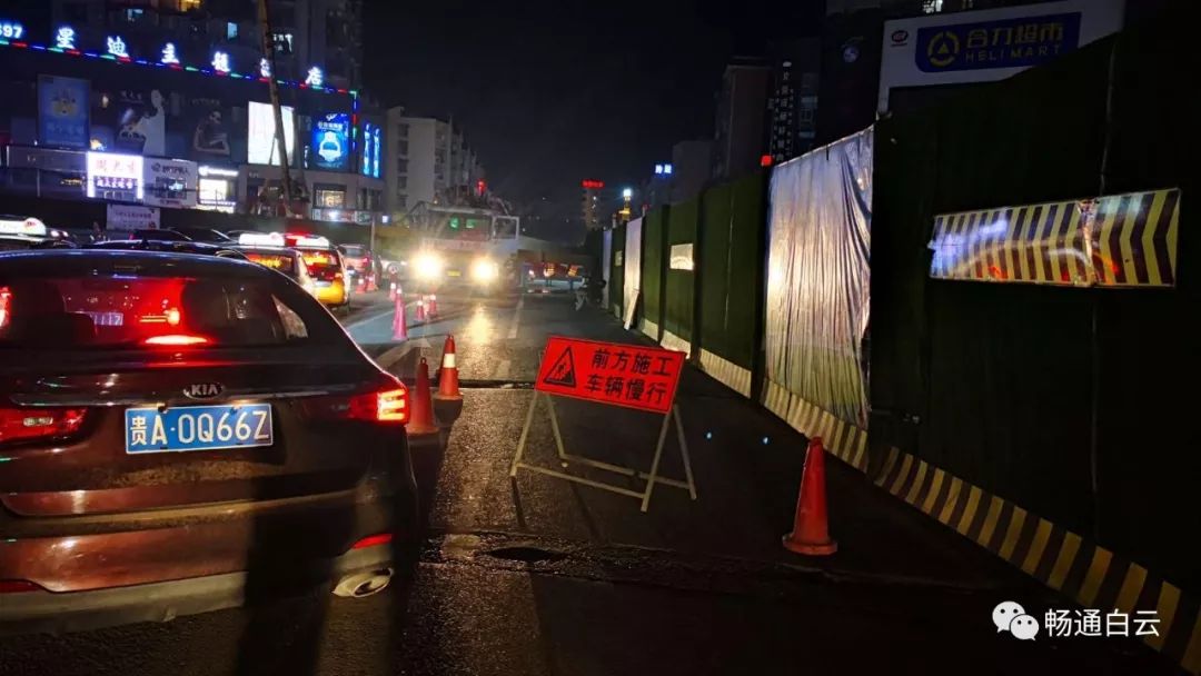 夜晚非高峰期车辆不算很多又没接到事故报警却出现堵车让交警觉得奇怪