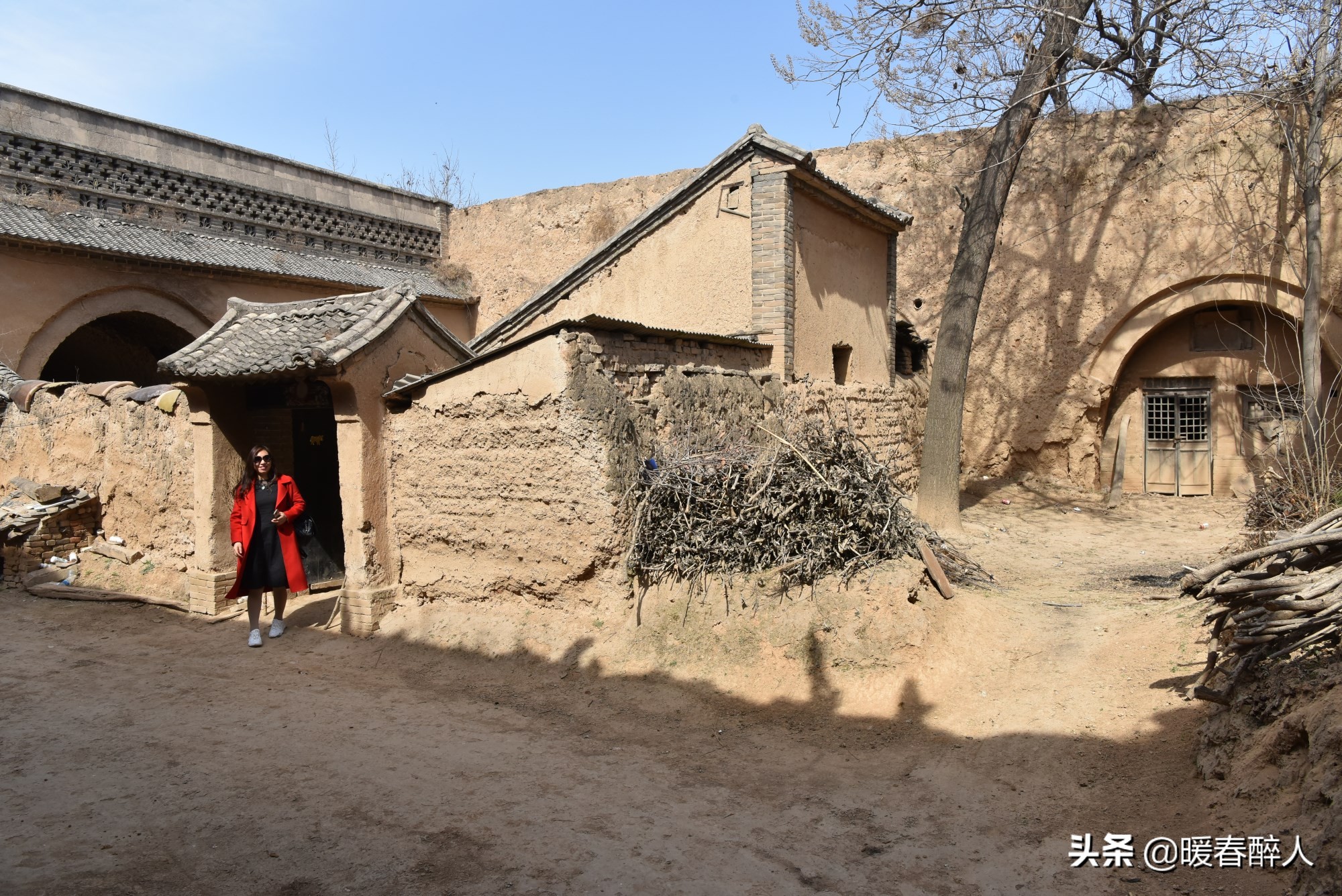 北方地坑院,它与其它地坑院不同的是,一个地坑里有两个院子,有瓦房有