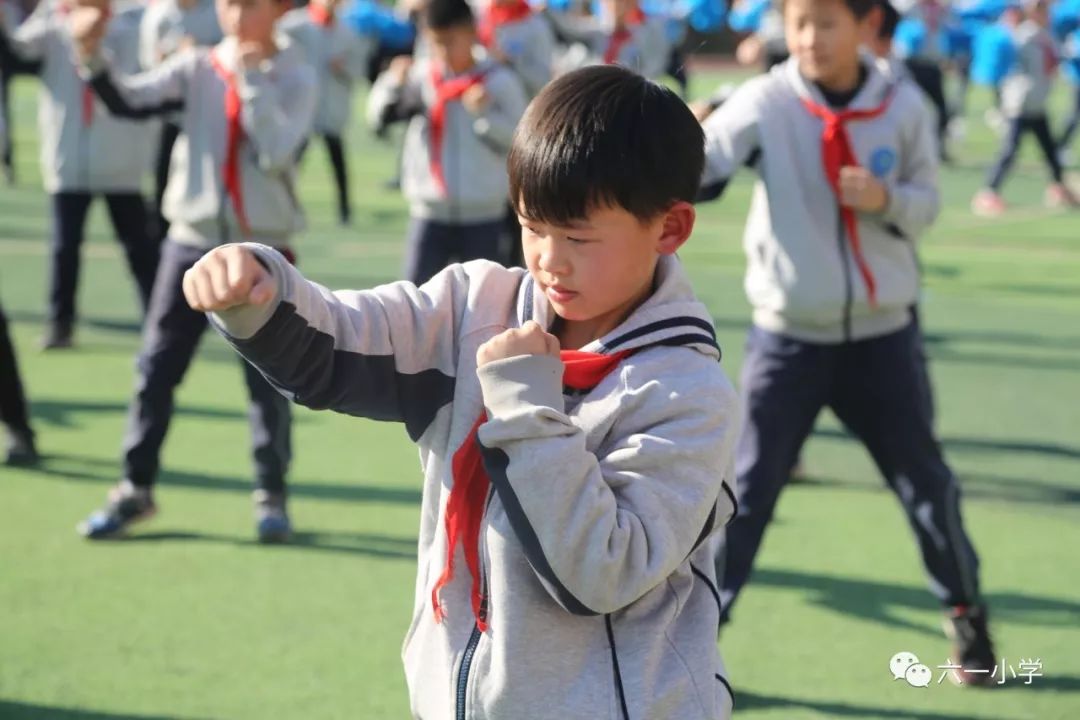 三操比赛展英姿团结一致秀风采经开区六一小学举行课间操展评活动