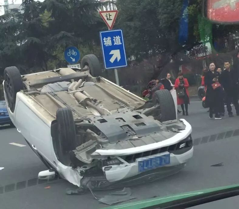 下午东坡大道发生一起车祸,一小车竟撞得四脚朝天!现场.