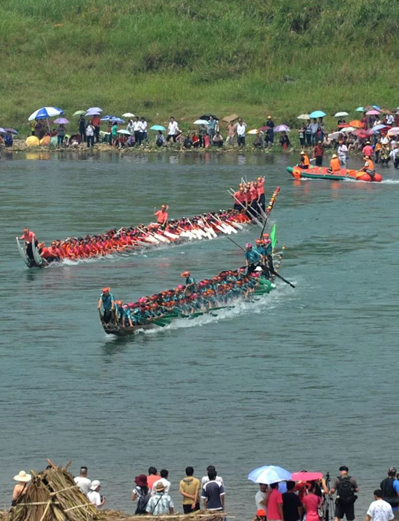 融合了多种活动,诸如表演孔雀舞,象脚鼓舞,赛龙舟,赶摆,泼水等活动,而