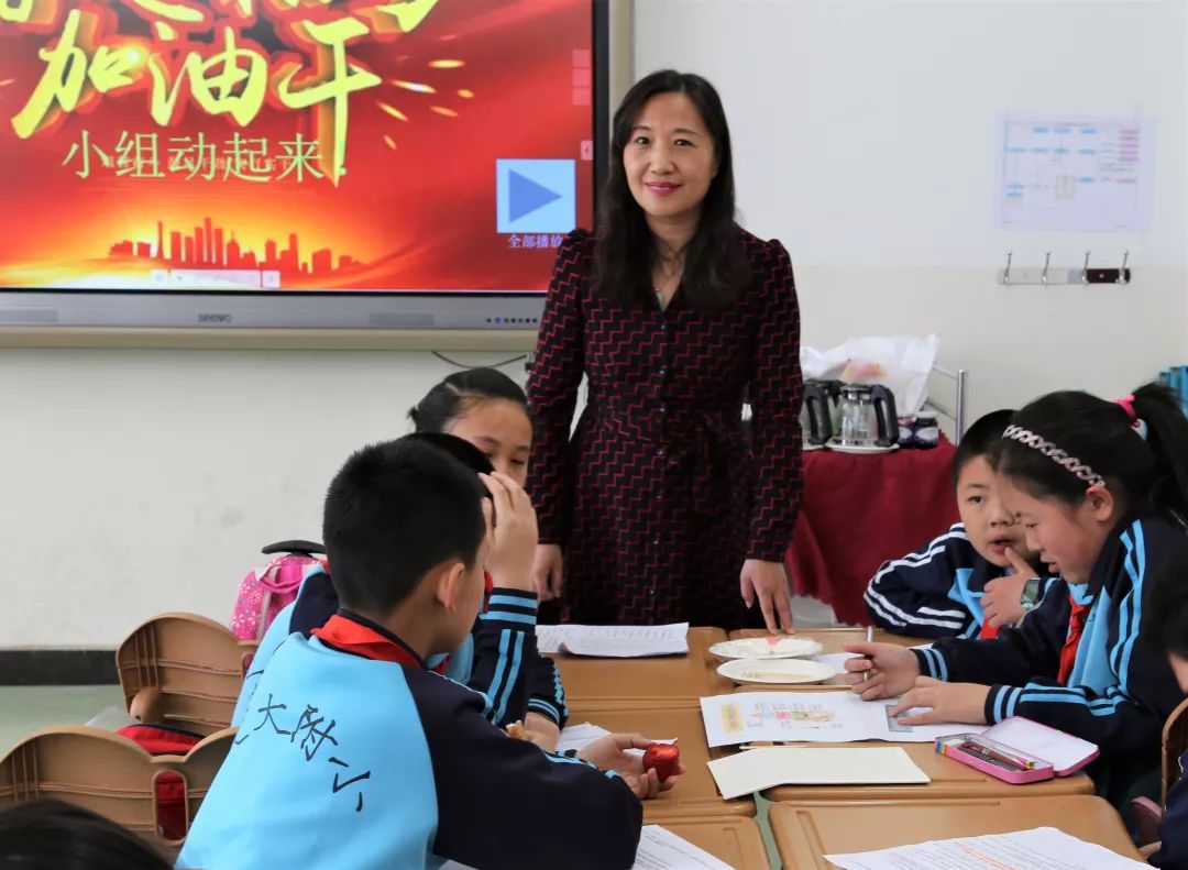 蒋忆红主任就学校十二五重点课题做了《以教育智慧培育健康生命》的