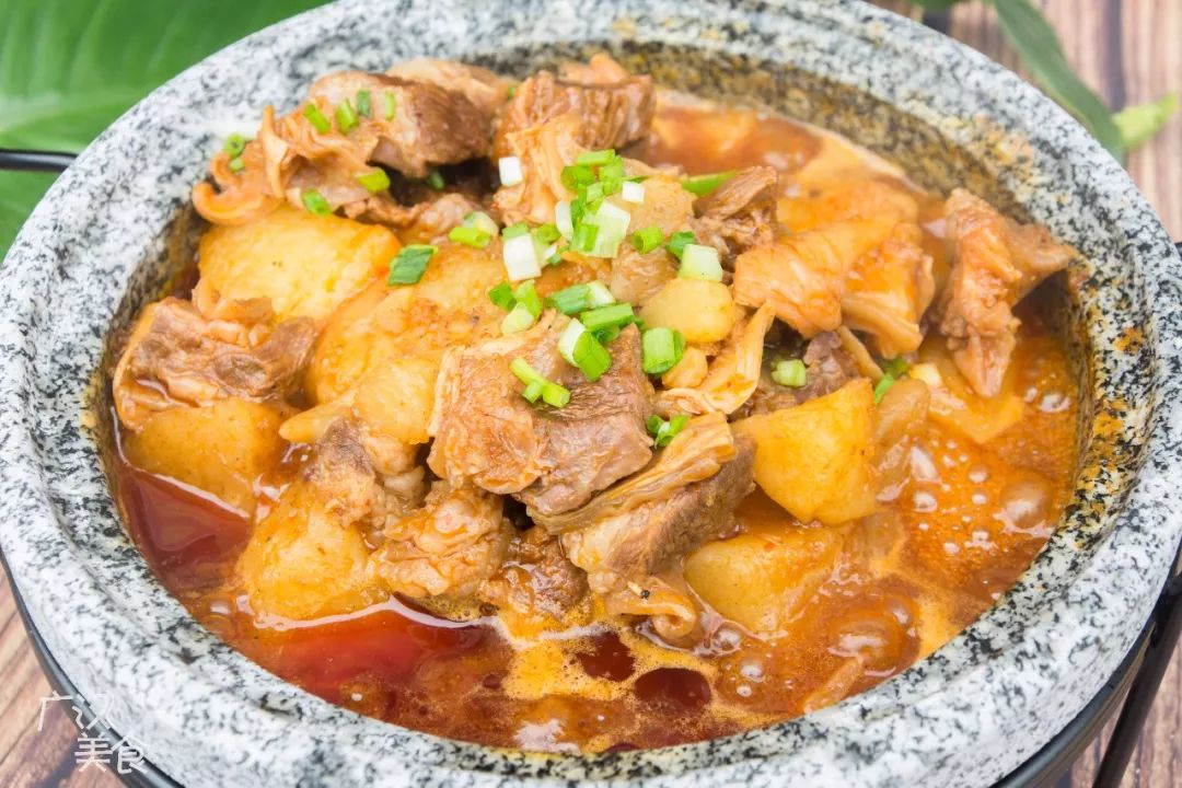 持续加热 让食客们可以一直吃到热乎乎的黄牛肉 石锅土豆烧牛腩 上面