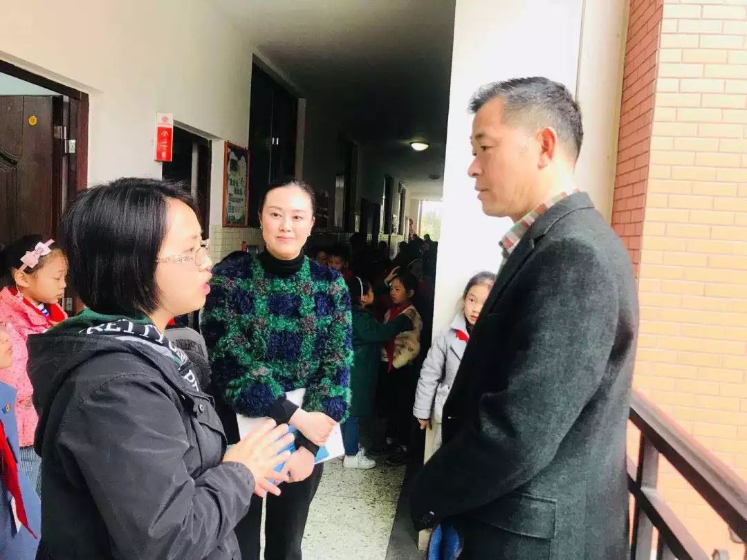 赵兴亮督学与郑秀云老师交流赵兴亮督学与李莉娜老师