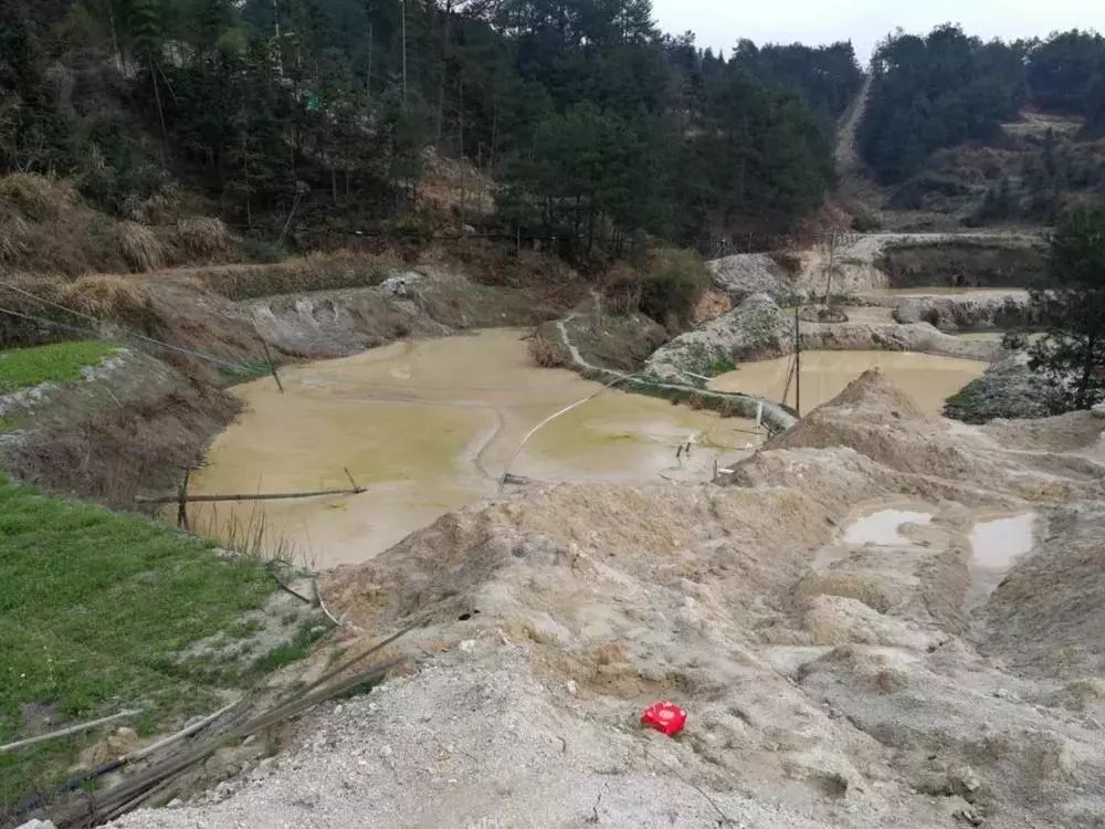 满目疮痍的农田和村庄