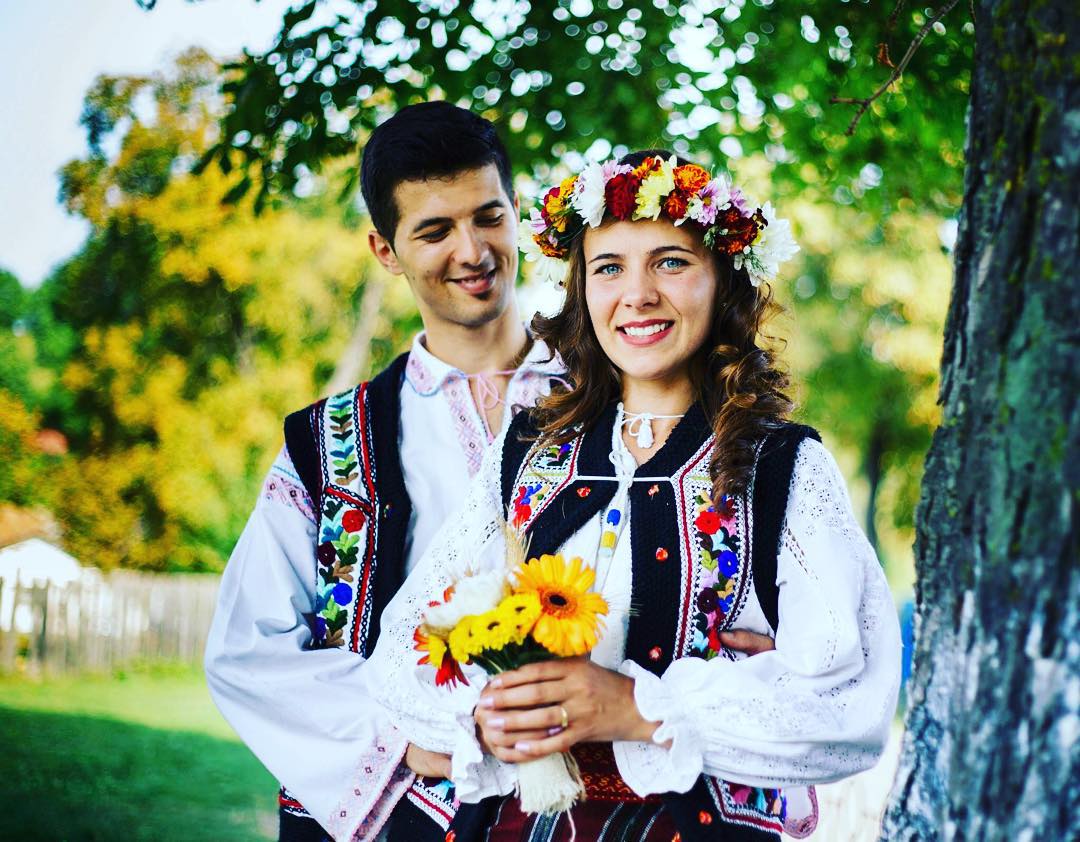 现代的罗马尼亚人更多的会采用现代婚礼,不过在相对偏远的地方,传统