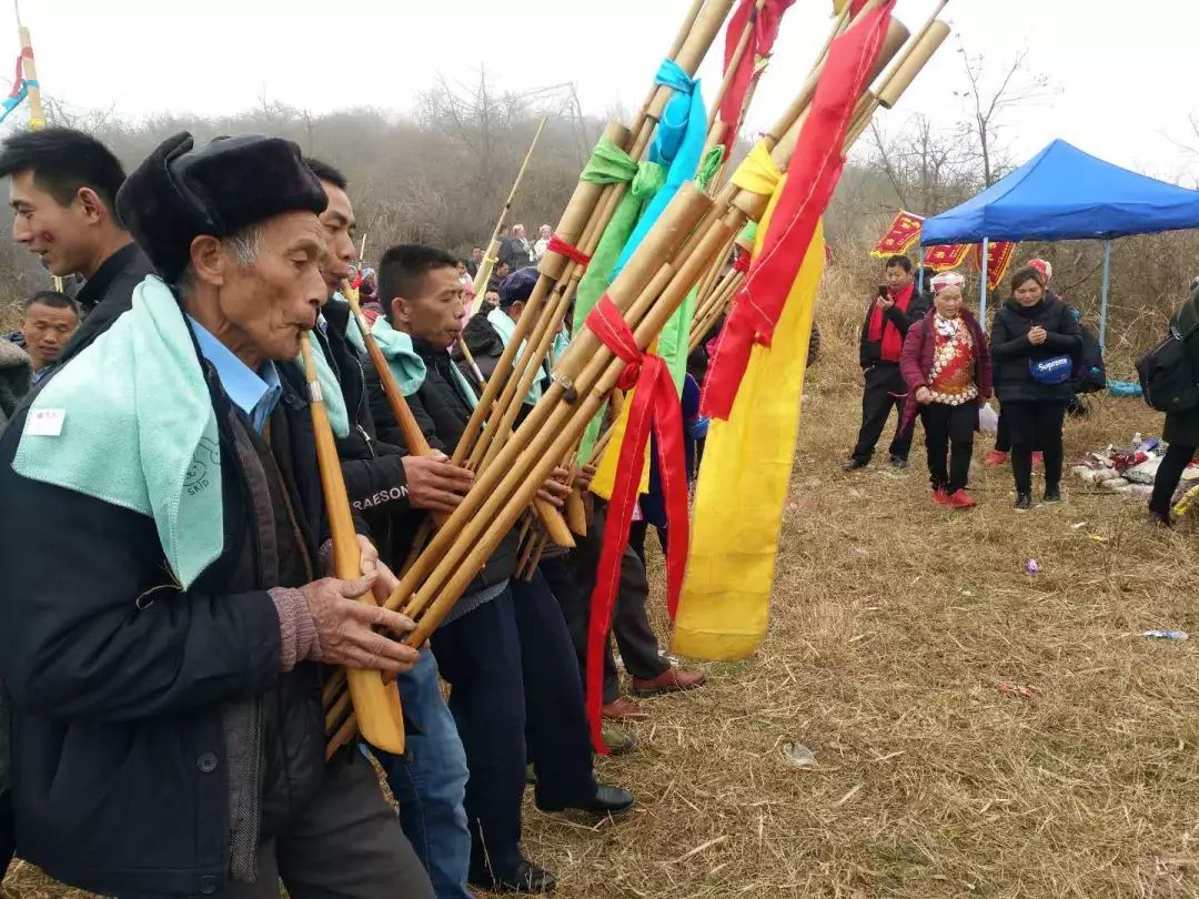 施秉岜梭苗族圣山构巴仙祭祀祈雨一起见证庄严仪式