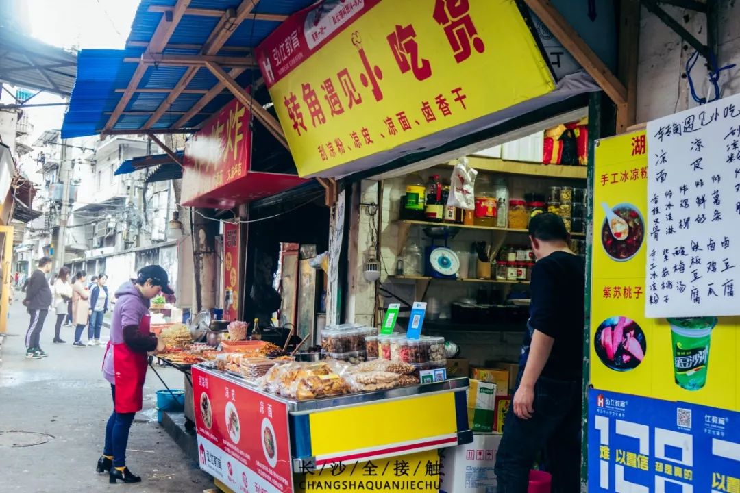 金花泡菜在南门口附近很有名,每天都有许多人到店里买泡菜.