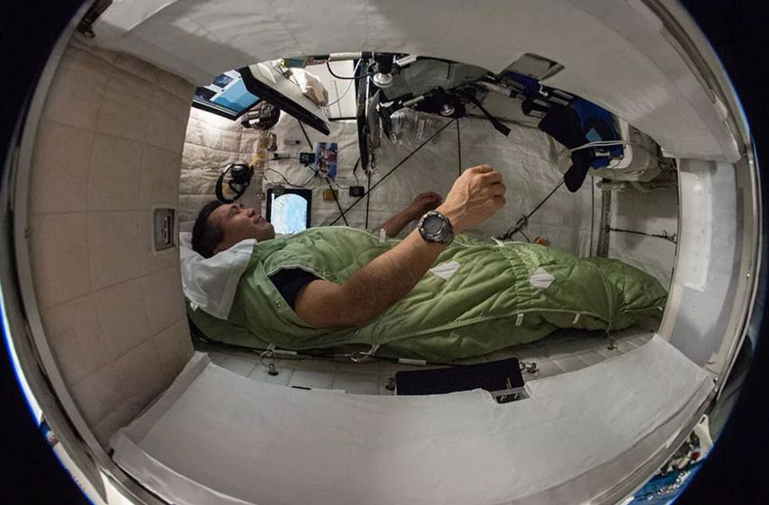 航天员在太空中是怎么睡觉的