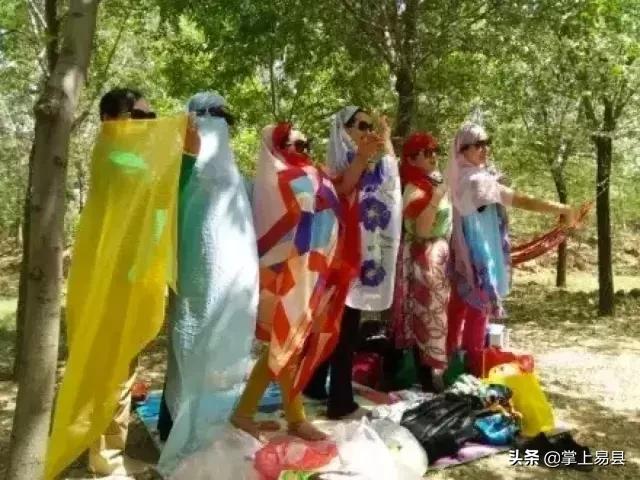 农村大妈拍抖音怎么穿搭_抖音农村大妈议论图片(3)