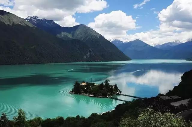 江大峡谷,是雅鲁藏布江在加拉白垒和南迦巴瓦两座大山的夹持下形成的