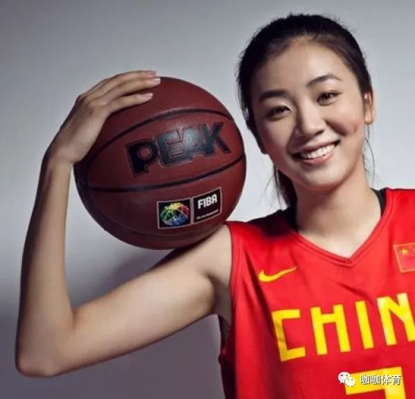 她是八一女篮的队员,曾被苗立杰称为中国女篮的标志性人物,由于球风
