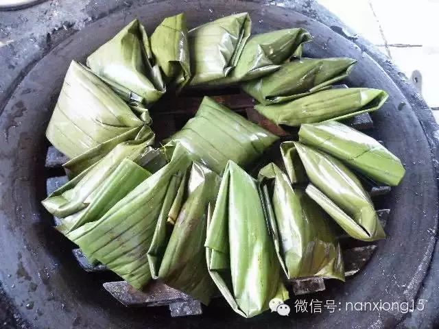 蕉叶糍是客家传统小吃,在(南雄)是与粽子齐名的.