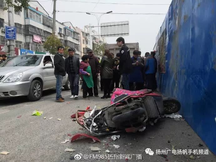 今天,扬州发生一起车祸,男骑手当场身亡