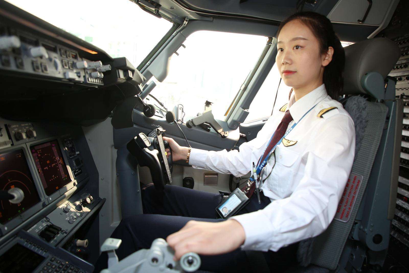 对裱机长招聘_福州航空举办新机长 乘务长聘任仪式(4)