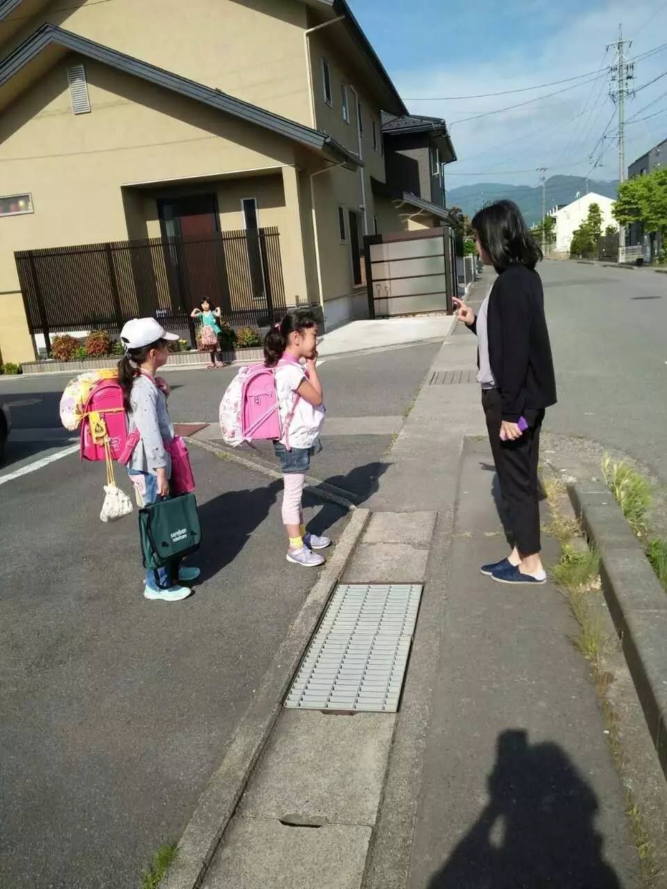 实拍独立上学的日本孩子,他们的家长真的那么懒吗