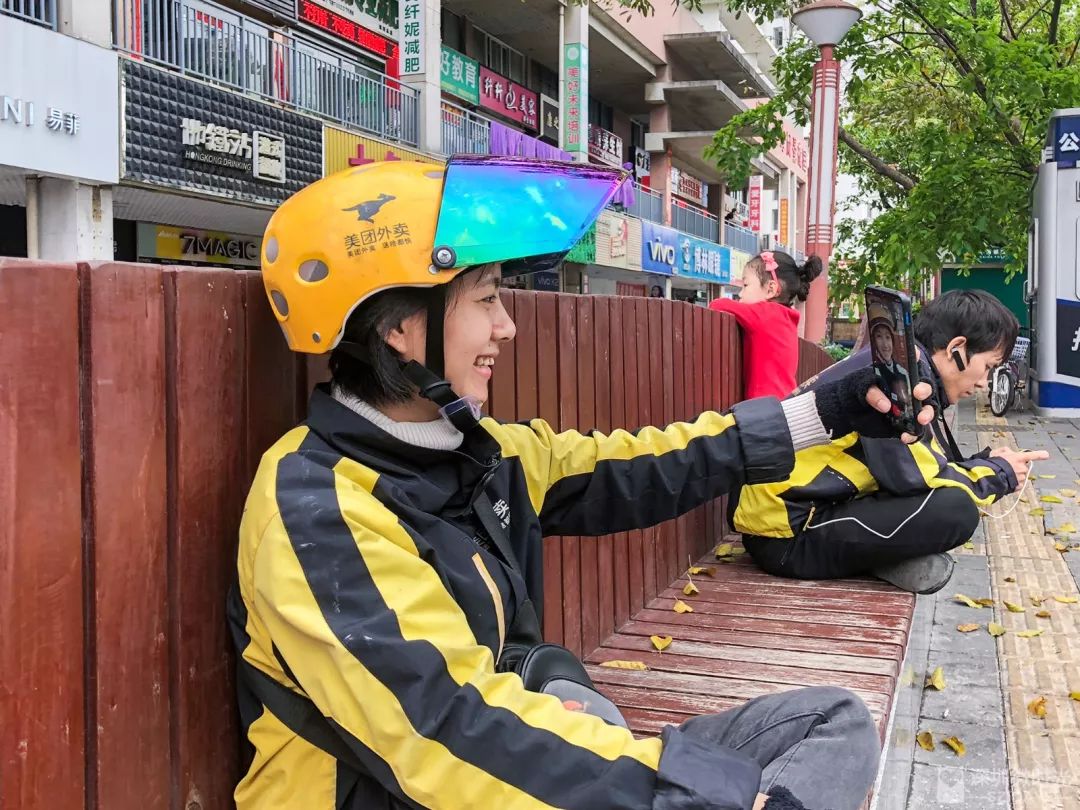 她是深圳最美女骑手,给张震岳,热狗送过外卖