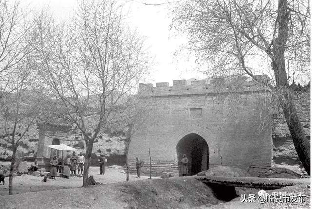 西关城门 摄于1933年夏 河州西关城门,四名年轻的士兵站立在城门口