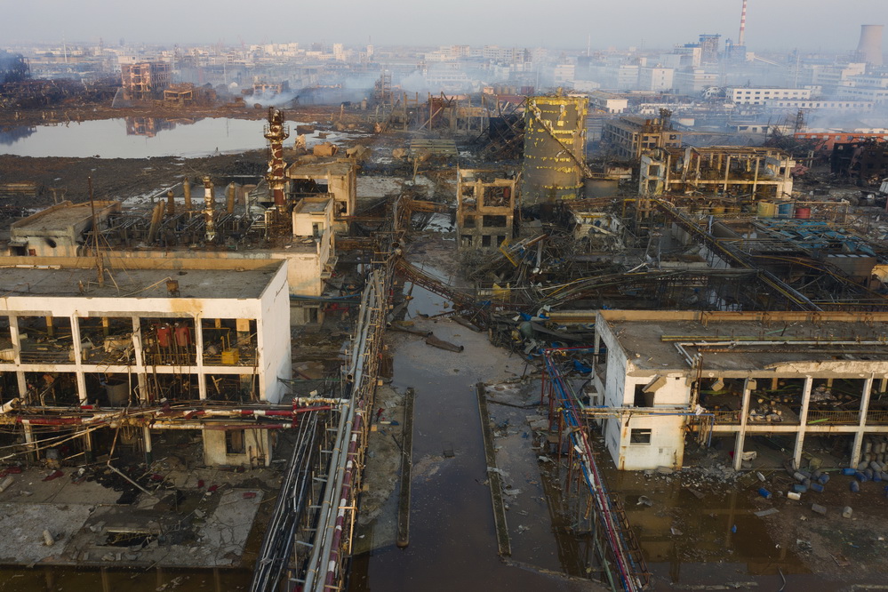 航拍江苏盐城响水爆炸核心区 现场现直径超百米巨坑