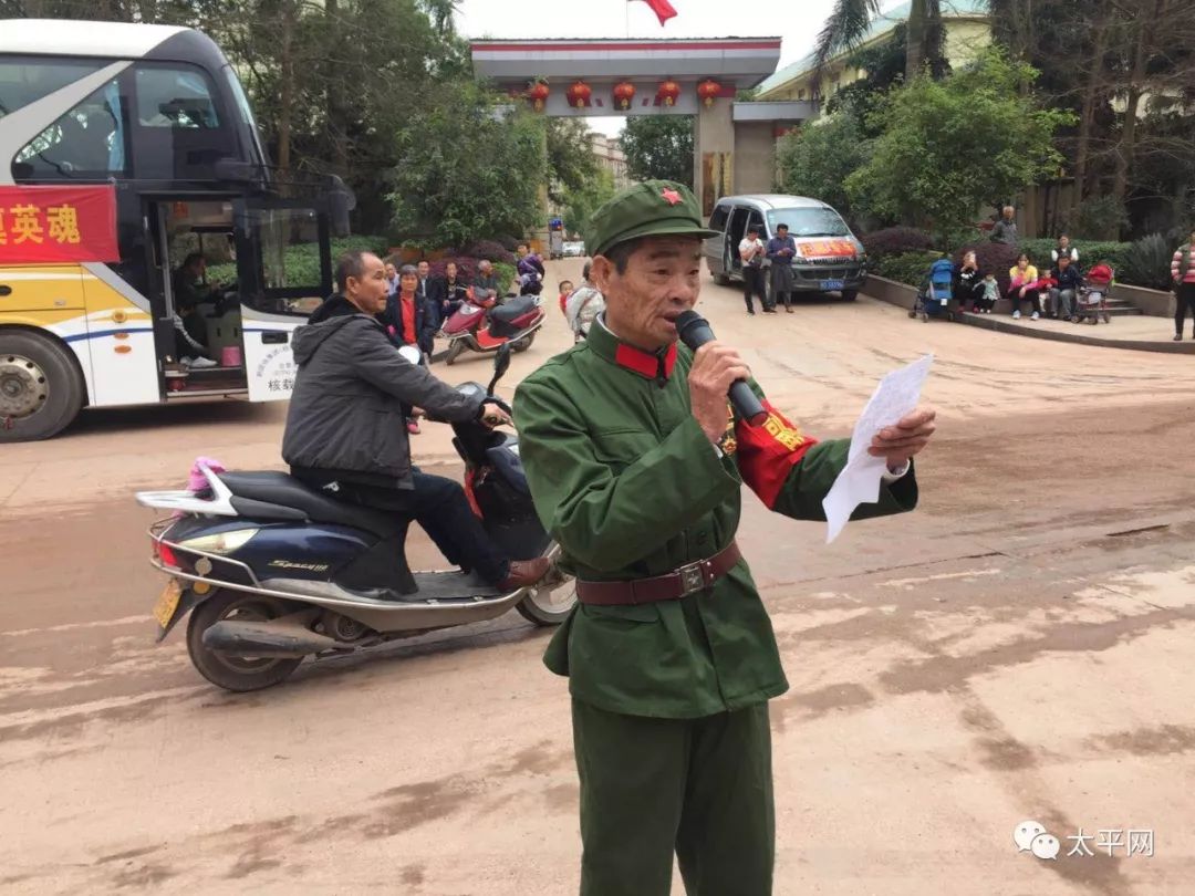 一群老兵列队从藤县太平镇街道走过,随后向中越边境开