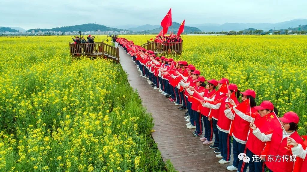 唱红歌,赏花海《我和我的祖国》马鼻镇村前油菜花海嗨翻了!