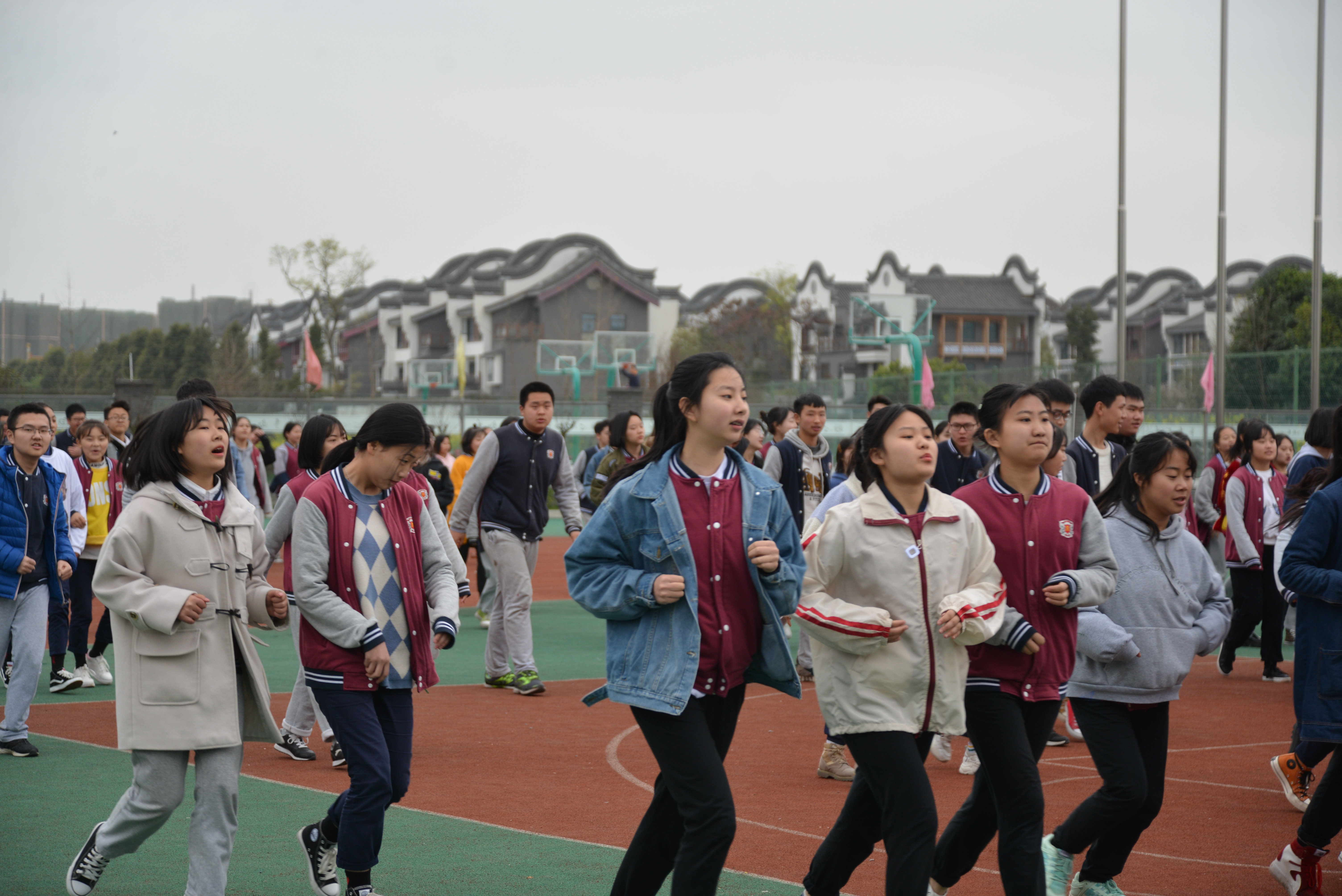 成都市青苏职业中专学校举行全校师生消防应急疏散演练活动