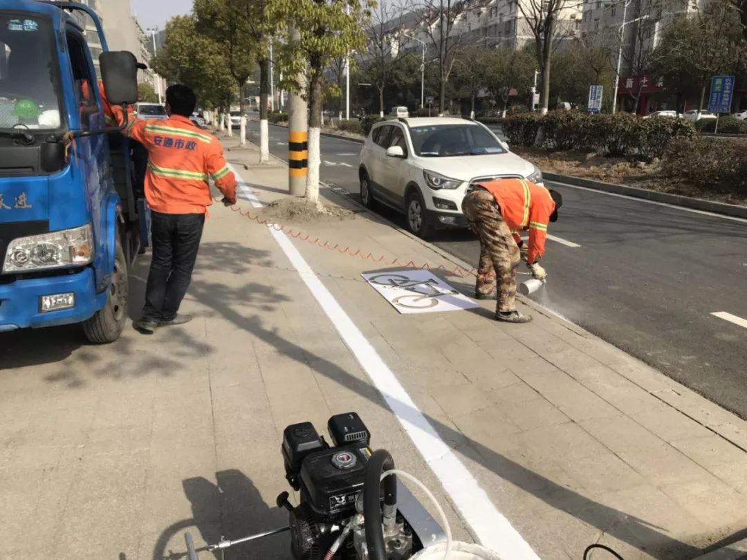 城区非机动车必须在城市管理部门设置的非机动车停车泊位或已划定的