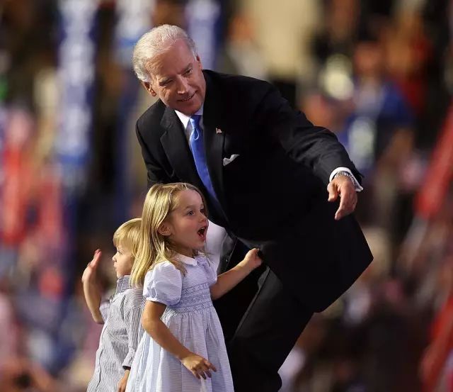 拜登还非常喜欢戴雷朋眼镜,这似乎已经成了biden style.