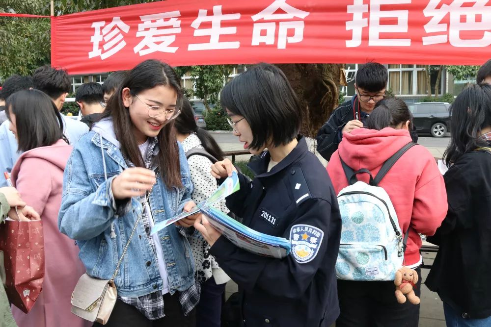 展示毒品仿真样品,发放禁毒宣传资料等多种形式,图文并茂地向大学生们